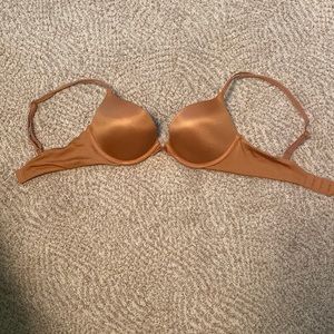 Size 32C Victoria secret push up bra! Never worn- too small when I purchased it.